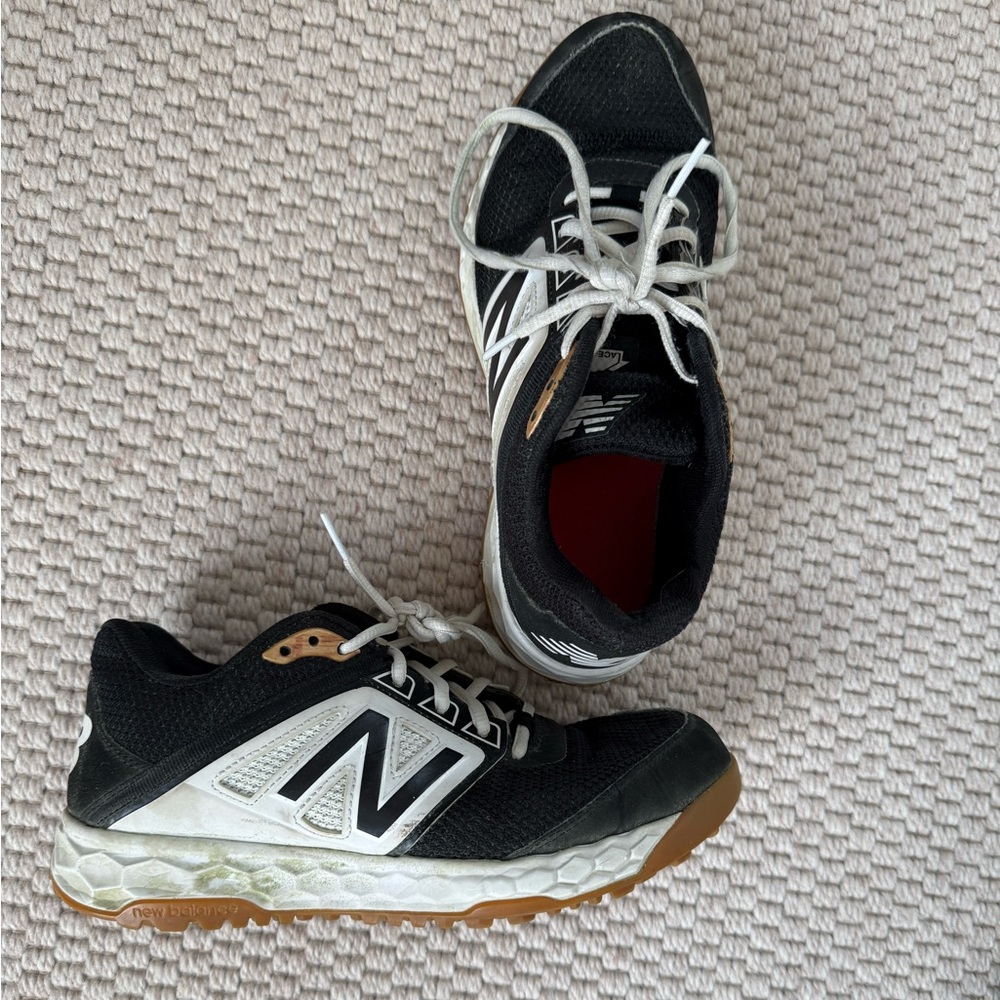 New Balance turf cleats. Baseball/softball for indoor turf. Men’s 6/Women’s 8
